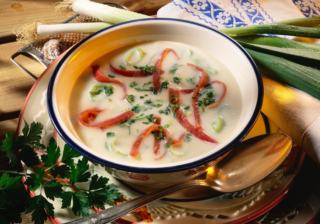 Lauchsuppe mit Schinkenstreifen & Petersilie