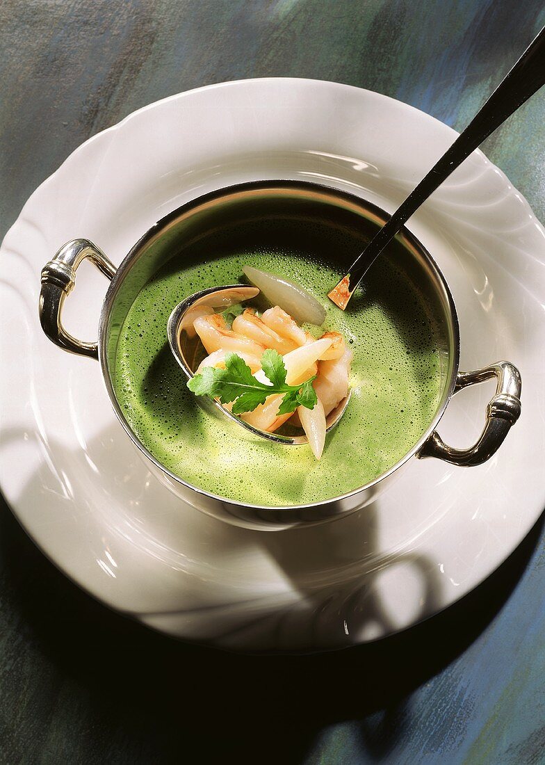 Rucola-Creme-Suppe mit Eiszapfen & Garnelen auf Suppenkelle