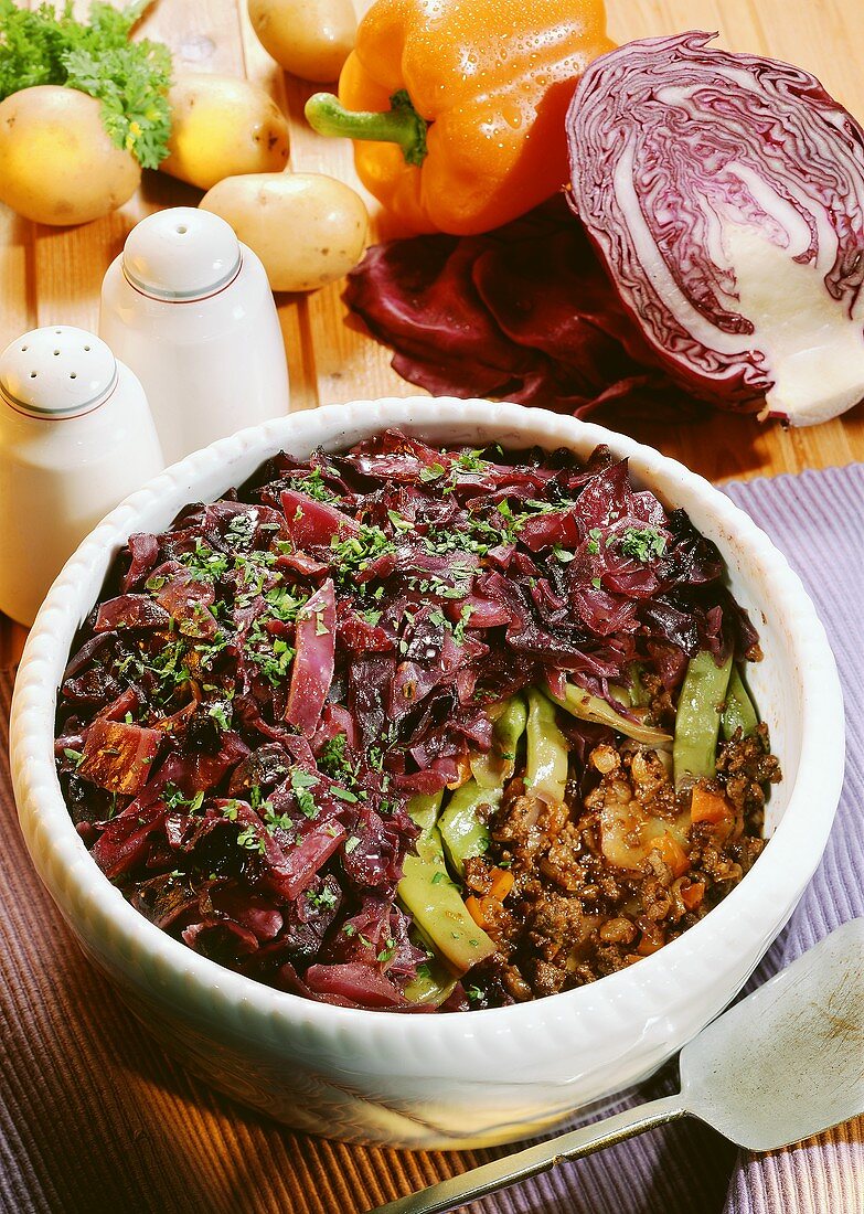Mince bake with green beans and red cabbage