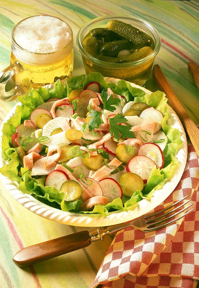 Radieschen-Rettich-Salat mit Schinken & Gewürzgurken