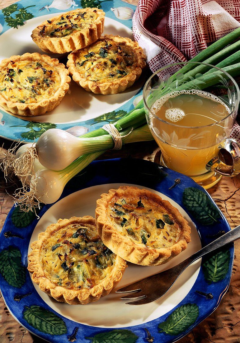 Kleine runde Frühlingszwiebelkuchen mit Kümmel