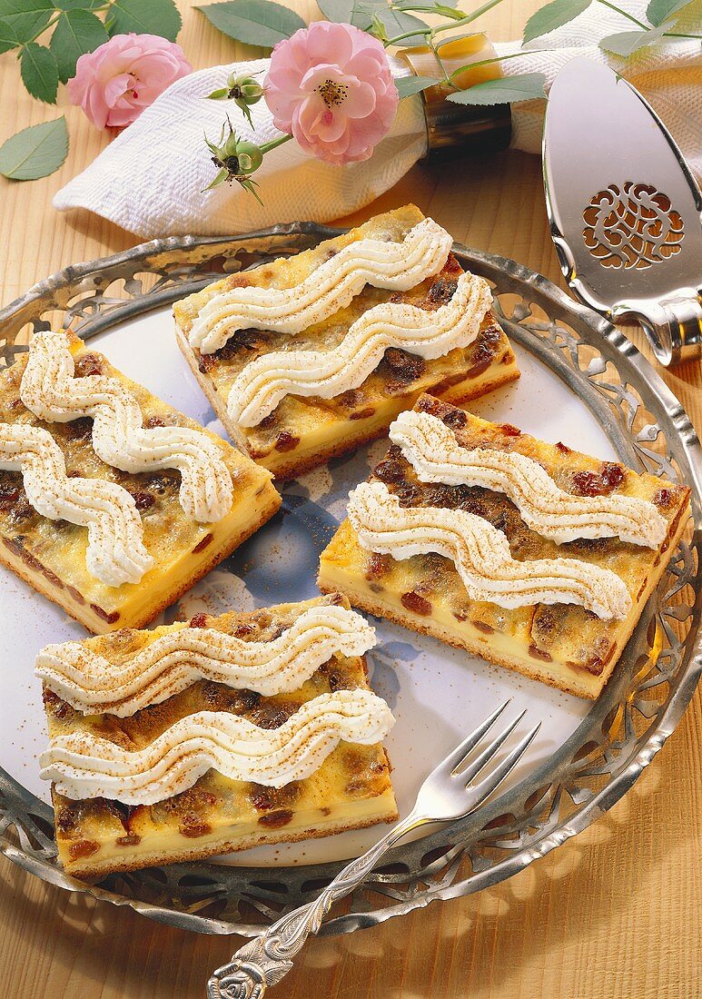 Vanillecremekuchen mit Rosinen, Schlagsahne & Kakaopulver