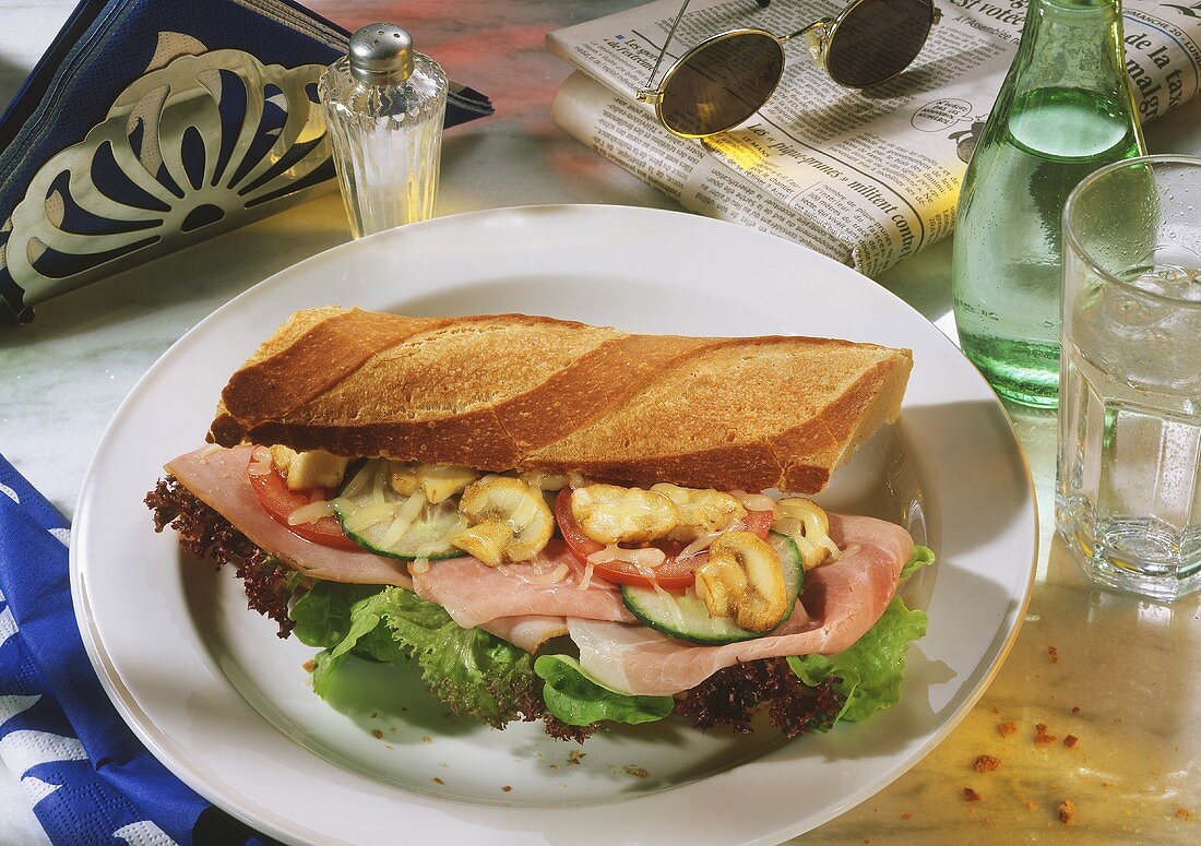 Sandwich mit Schinken, Tomaten, Champignons & Salatblättern