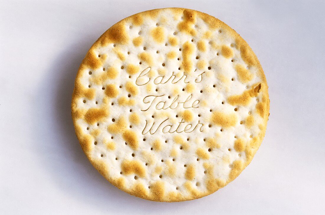 Ein runder Cracker (Aufschrift: Carrs Table Water)