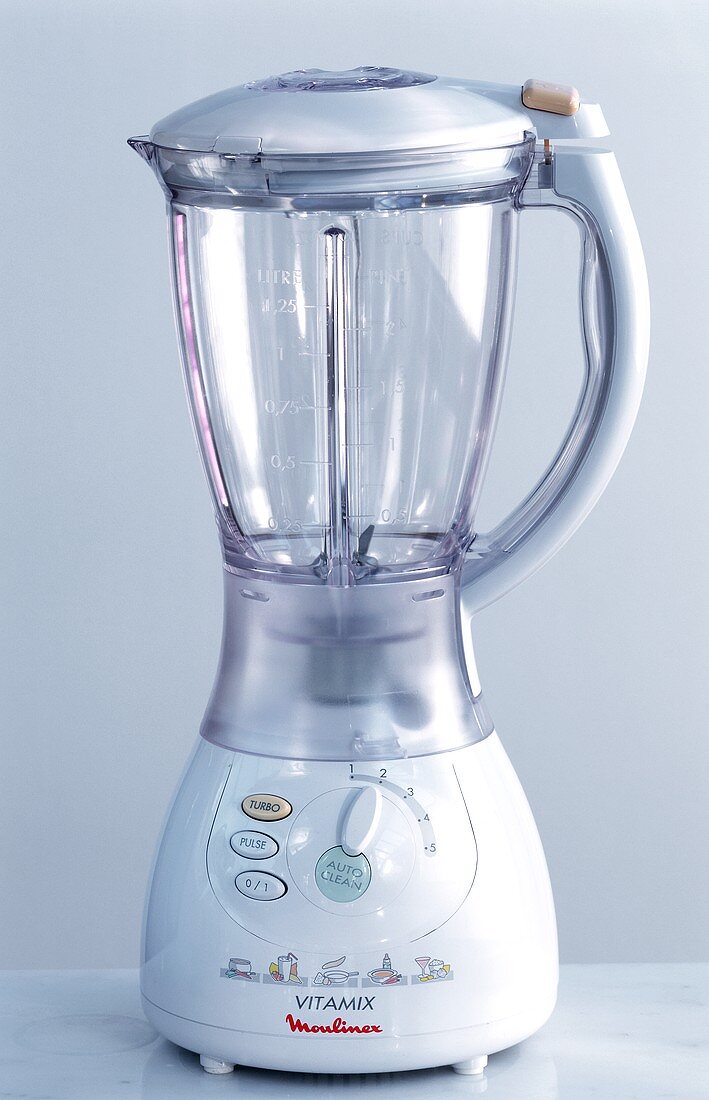 Ein Standmixer (Vitamix von Moulinex)