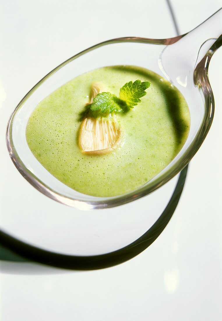 Sauerampfersuppe mit Austernsaitlingen auf einem Glaslöffel