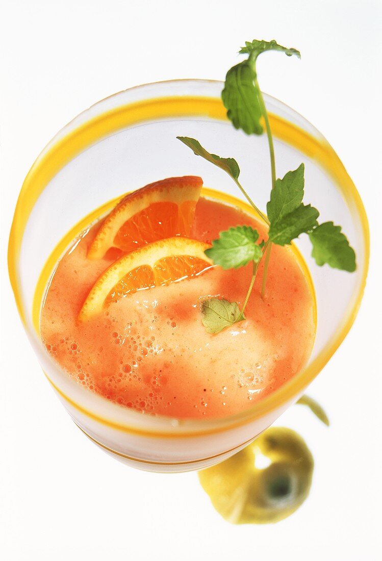 Orangen-Papaya-Lassi (Buttermilchdrink) mit Zitronenmelisse