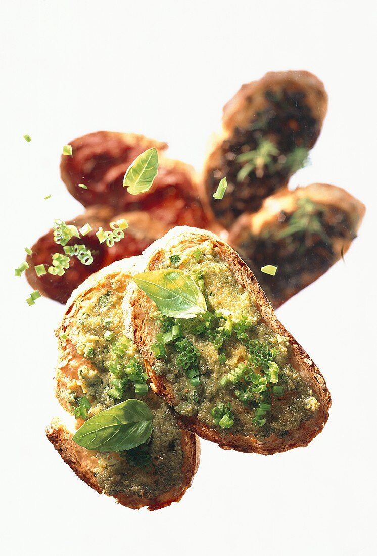 Bruschetta-Brote mit drei Pasten (Oliven, Kräuter & Paprika)