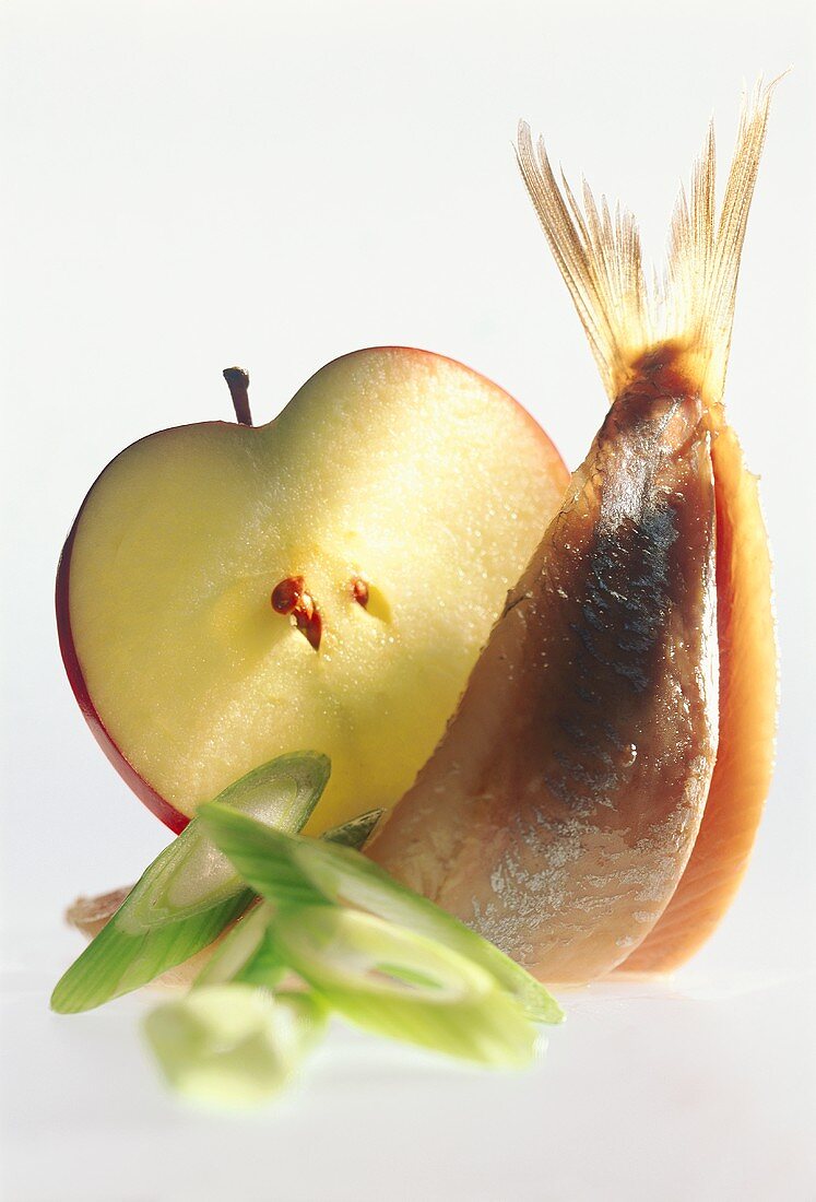 Matjesfilet mit Ingwersauce, Frühlingszwiebeln & Apfelscheibe