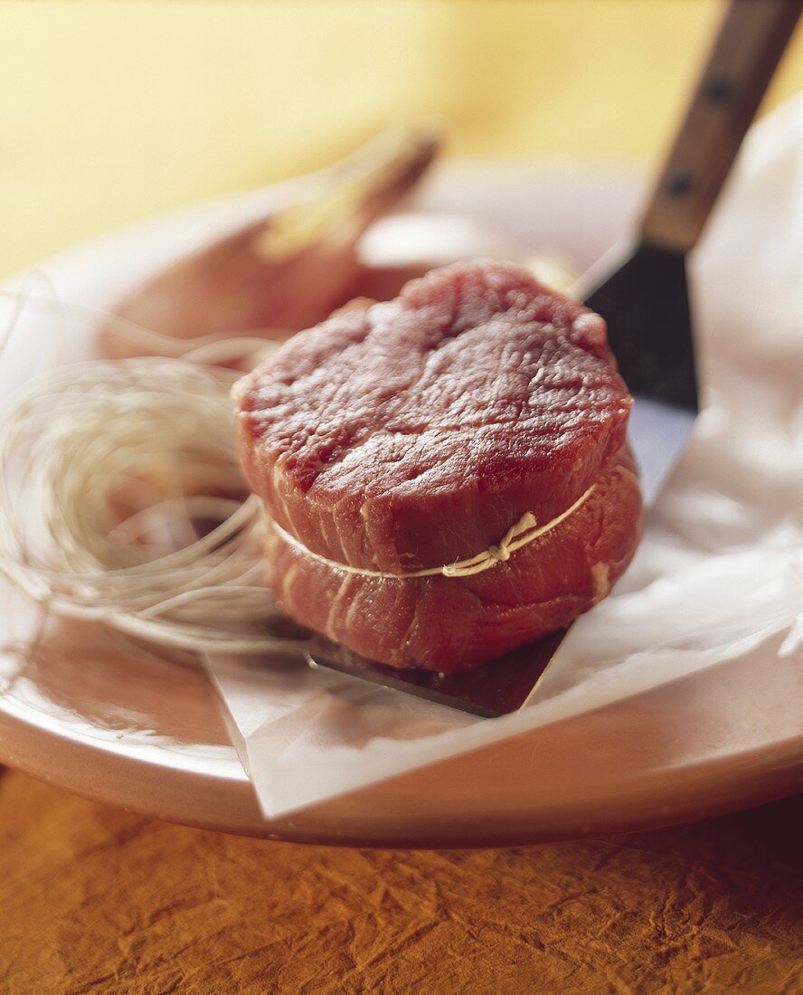 Rinderfilet (mit Küchengarn geschnürt) auf Bratenwender