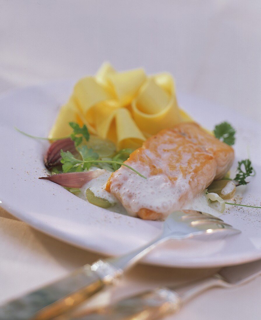 Lachs mit Trauben-Riesling-Sauce, Bandnudeln & Petersilie