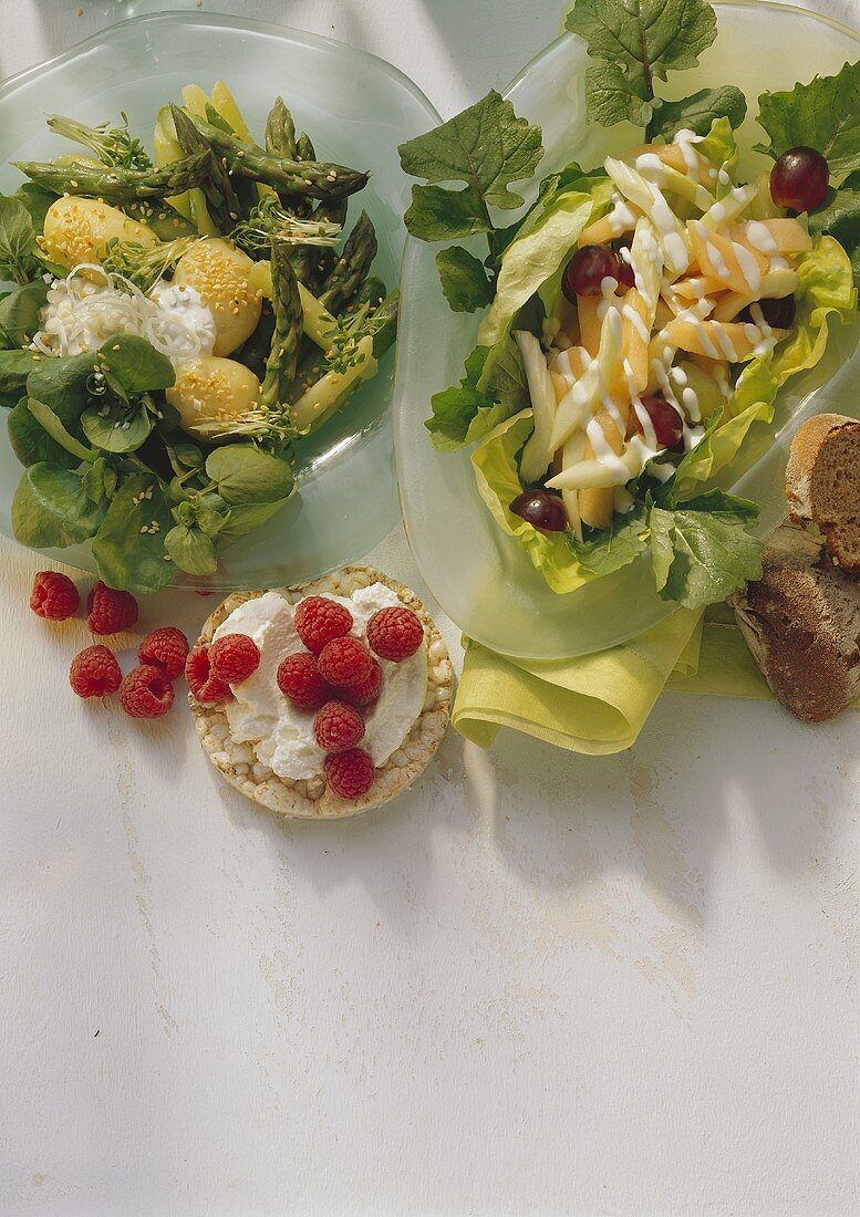 Spargel mit Kartoffeln; Melonen-Sellerie-Salat; Reiswaffel