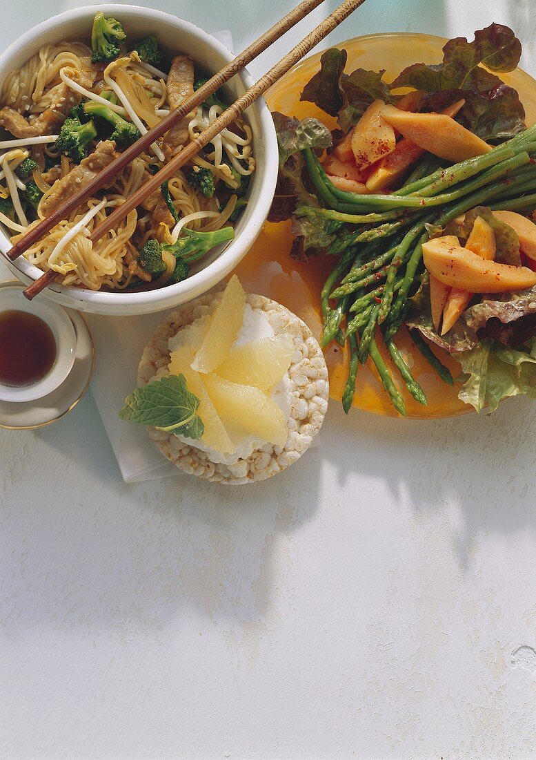 Nudeln mit Fleisch; Spargel-Papaya-Salat; Reiswaffel