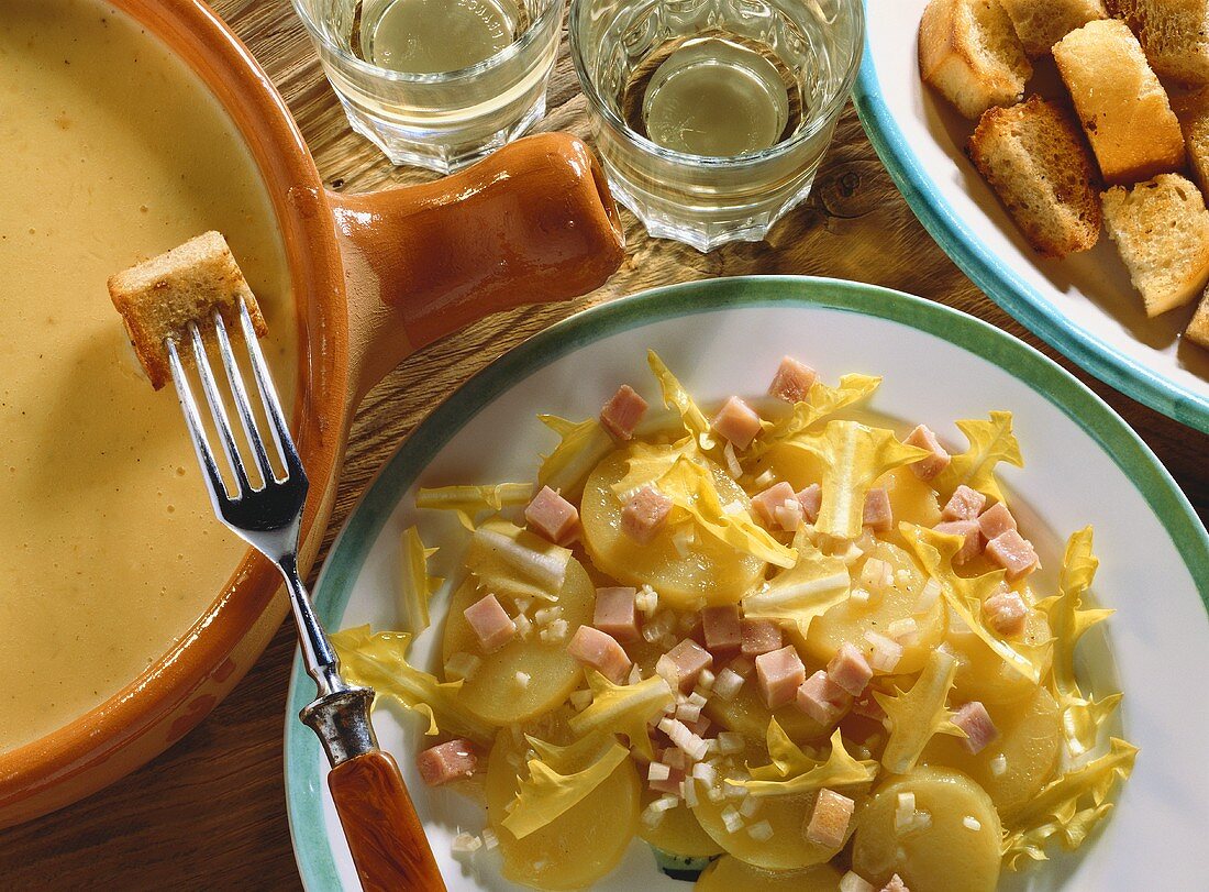 Genfer Fondue mit Löwenzahn-Kartoffel-Salat mit Schinken