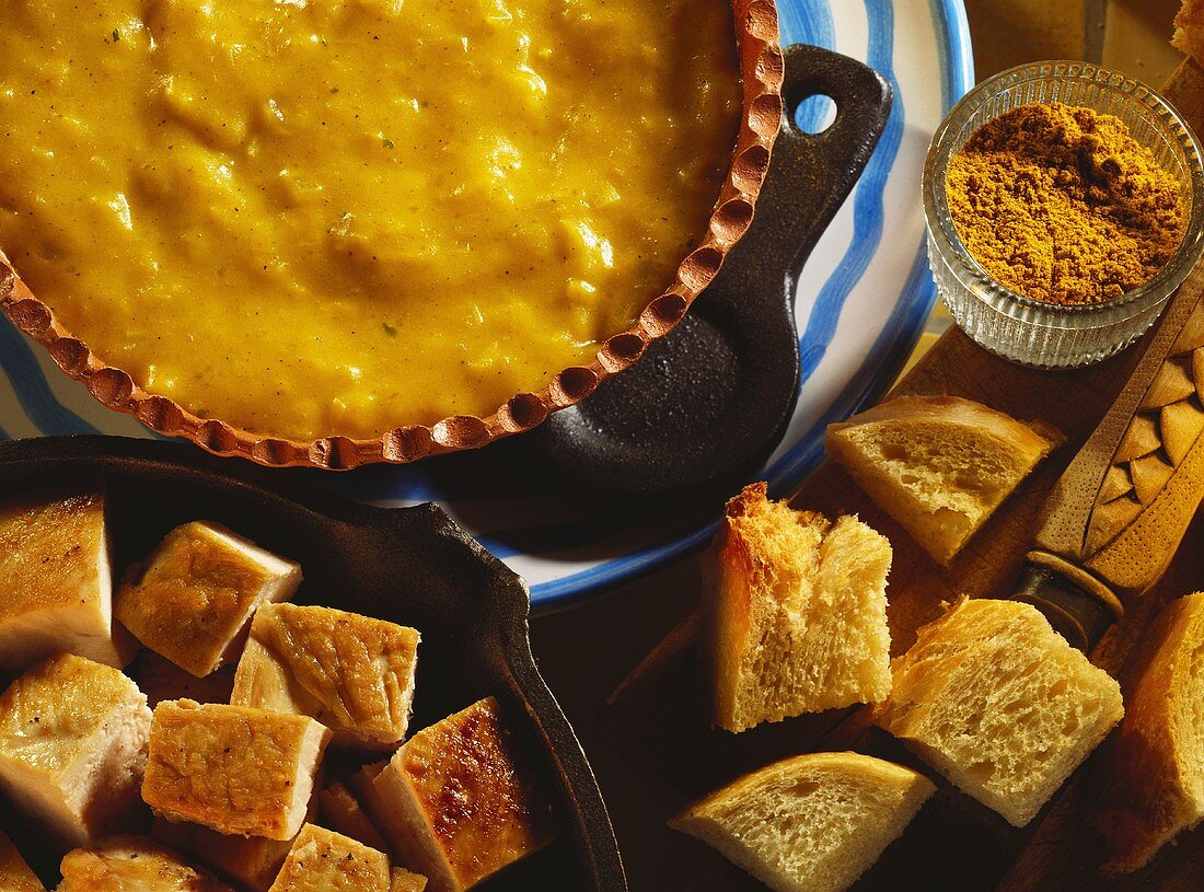 Hähnchen-Curry-Fondue (Curry-Käse-Sauce,Hähnchenwürfel,Brot)