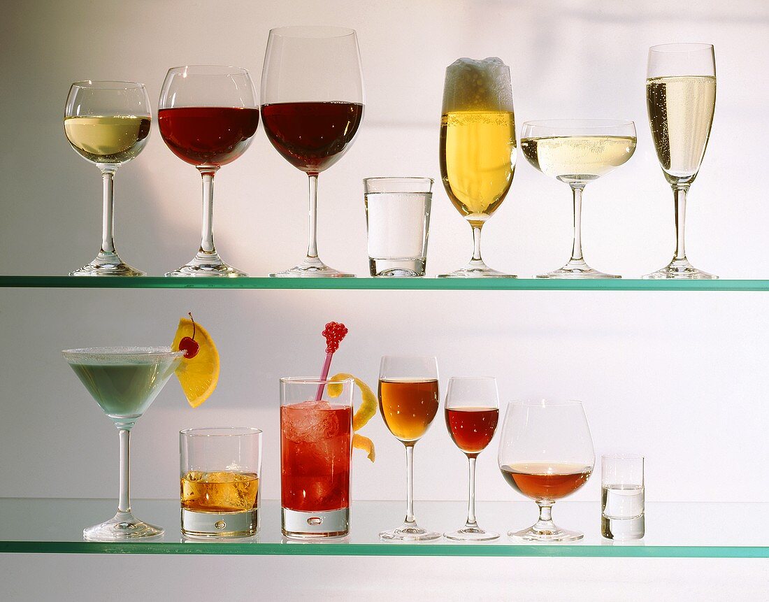 Verschiedene Gläsersorten gefüllt mit alkoholischen Getränken
