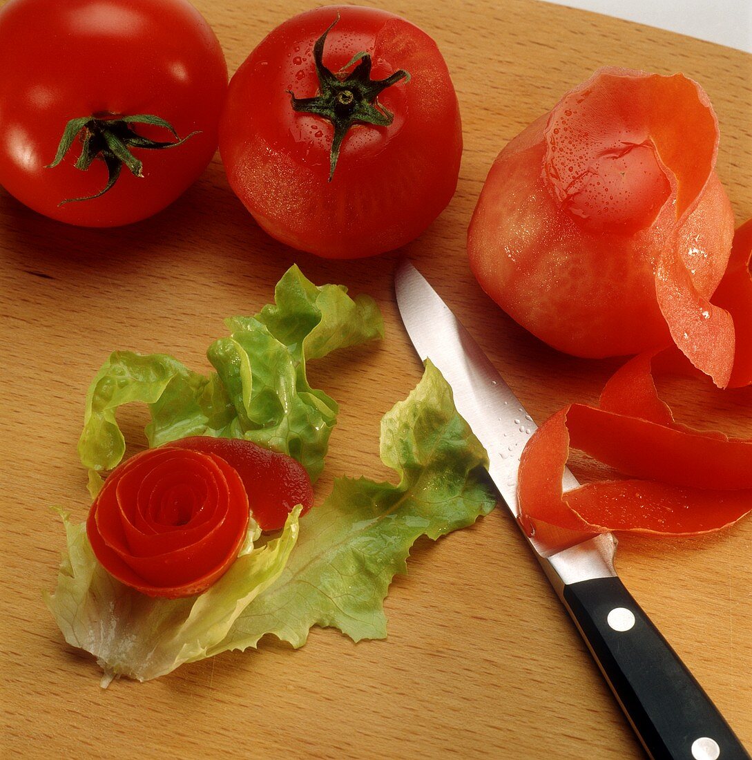 Making a tomato rose