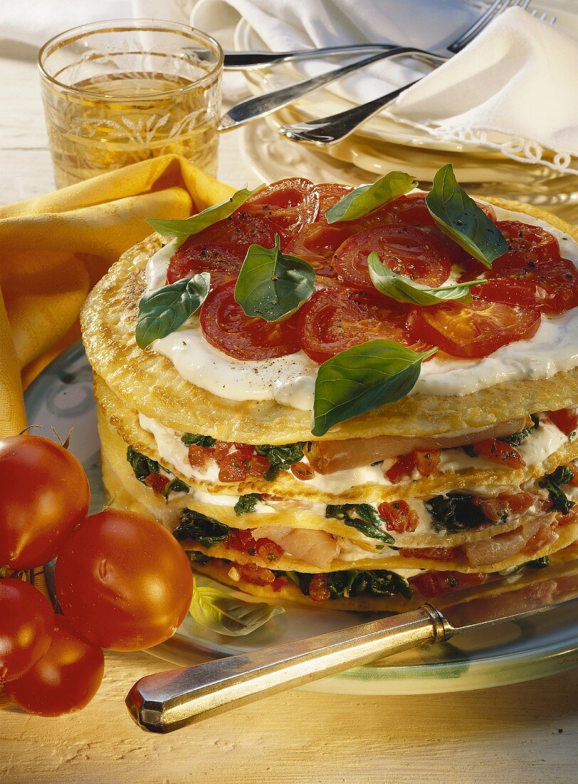 Kaiserfleisch-Spinat-Torte (Pfannkuchenturm) mit Tomaten