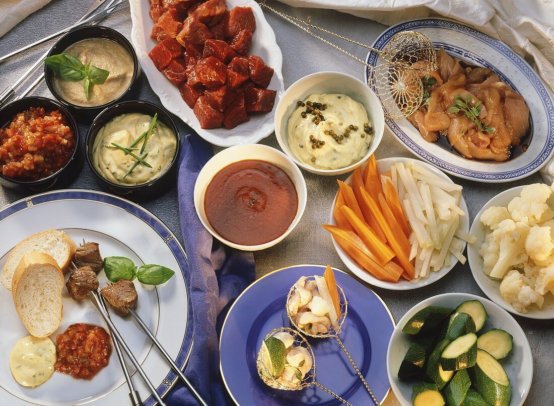 Fondue Chinoise mit Hähnchenbrust; Fondue Bourguinon mit Rind