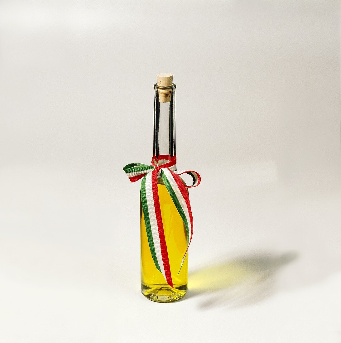 Olivenöl in Flasche mit italienischer Schleife