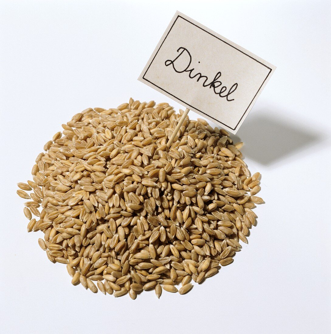 A heap of spelt, board with the word "Dinkel" (spelt in German)