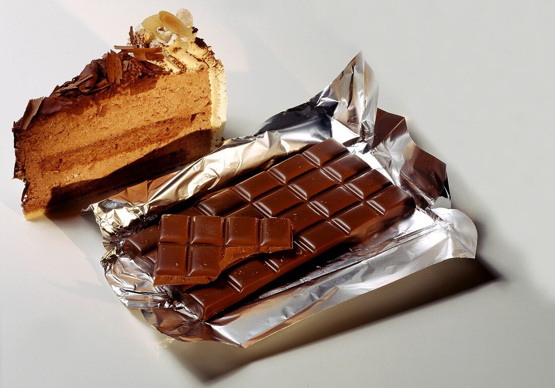 Eine Tafel Schokolade und ein Stück Schokoladentorte