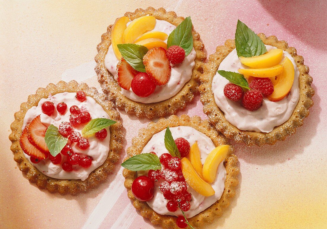 Fruit tartlet with cream