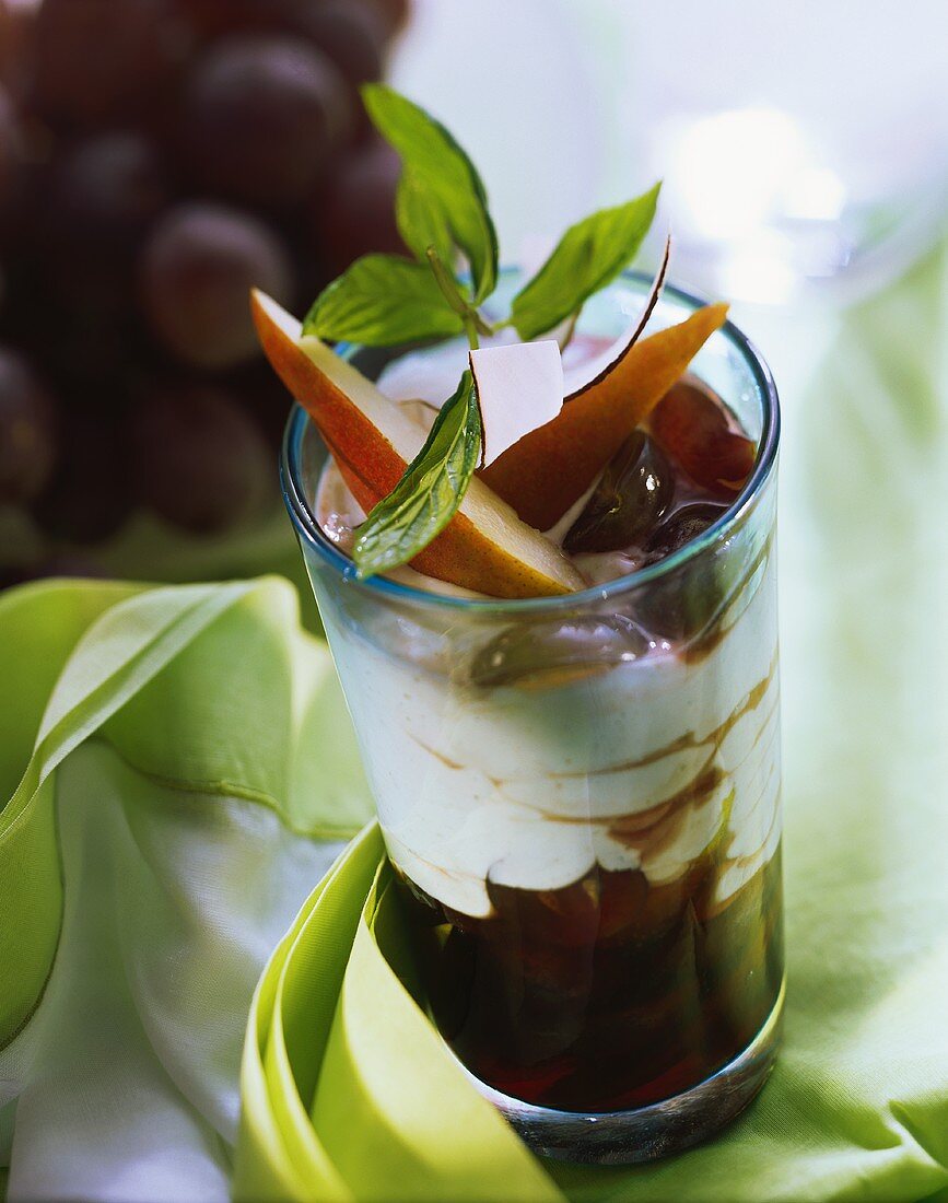 Pear & grape sundae (layered dessert with quark & fruit)