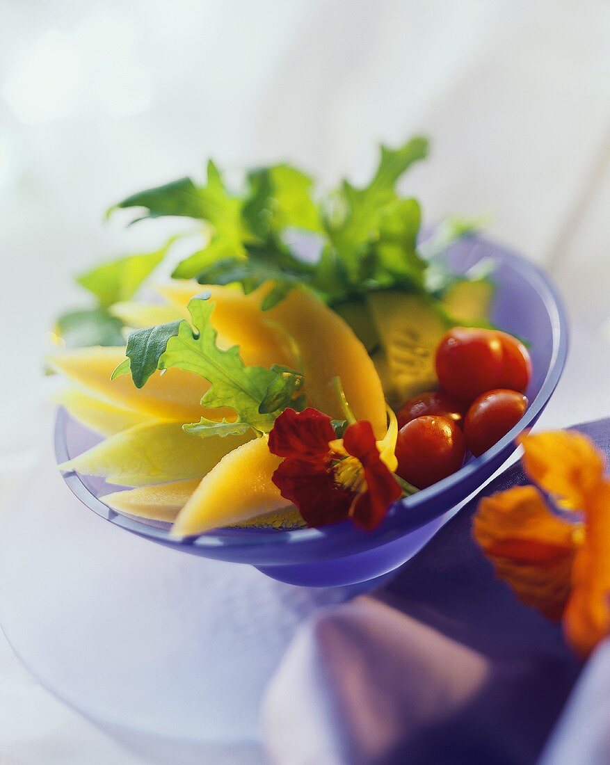 Gurken-Melonen-Salat mit Rucola und Kirschtomaten