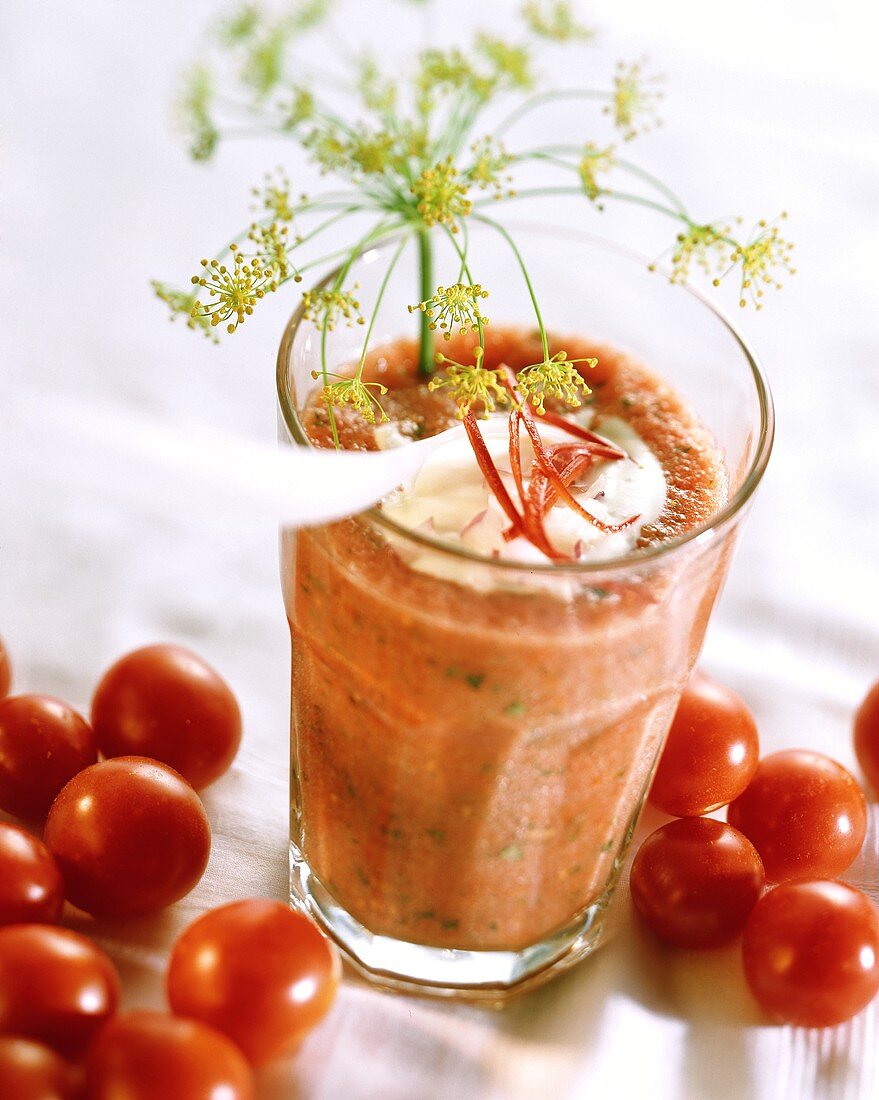 Scharfer Tomaten-Kräuter-Drink mit Dill, Chili, Joghurtklecks