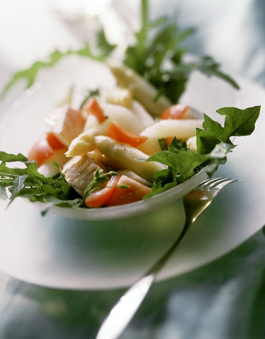 Spargel mit Lachs, Tomaten, Rucola auf Teller