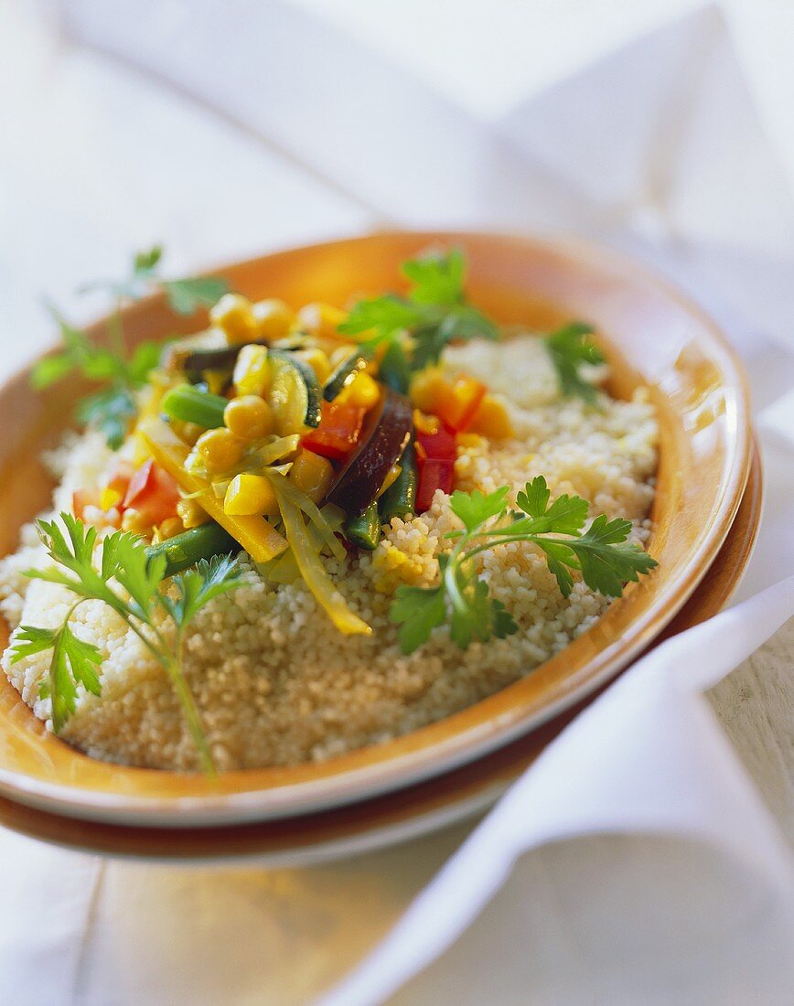 Gemüse-Couscous mit Petersilie auf Teller