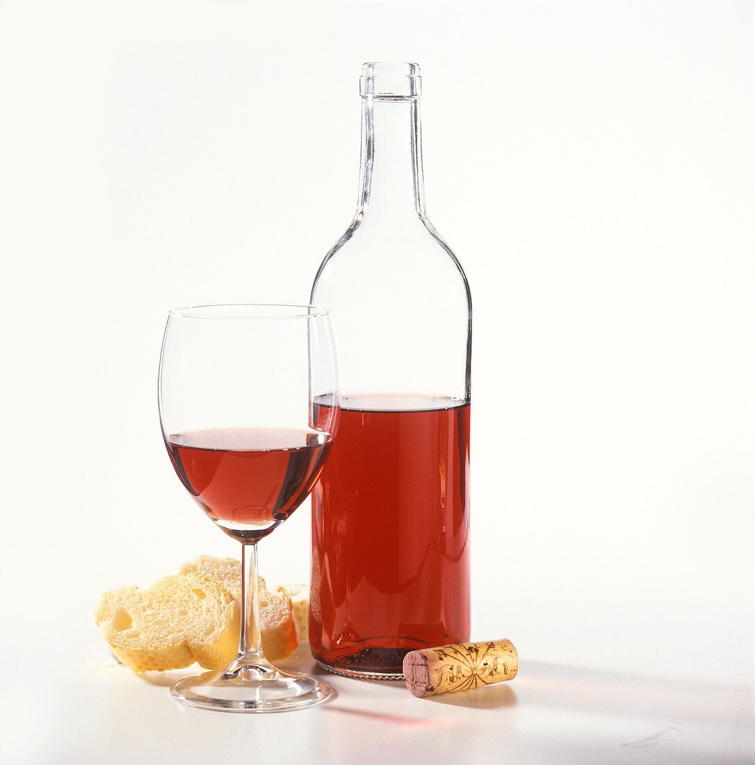 Flasche französischer Rotwein, Rotweinglas, Weißbrot, Korken