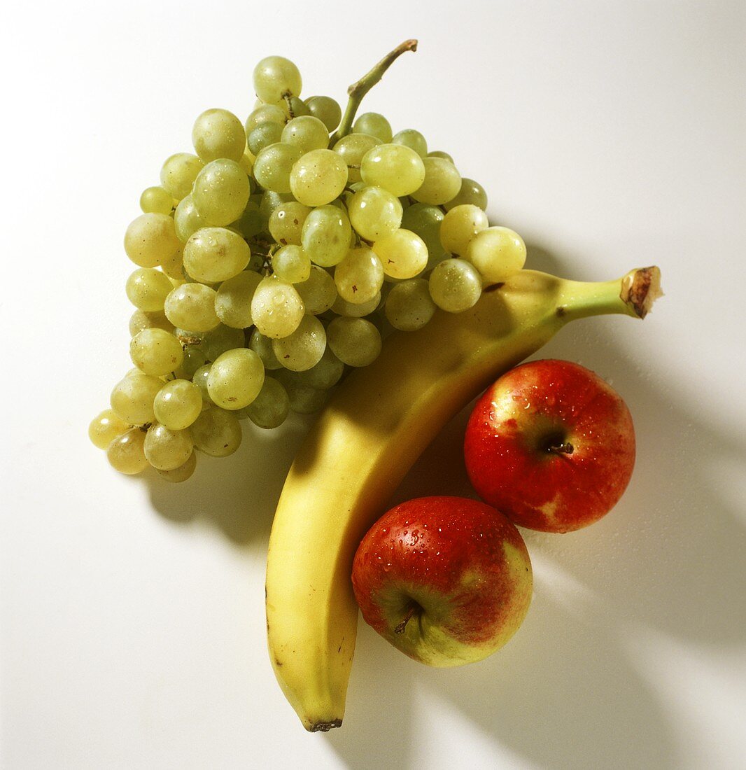 Grüne Trauben, eine Banane und zwei Äpfel