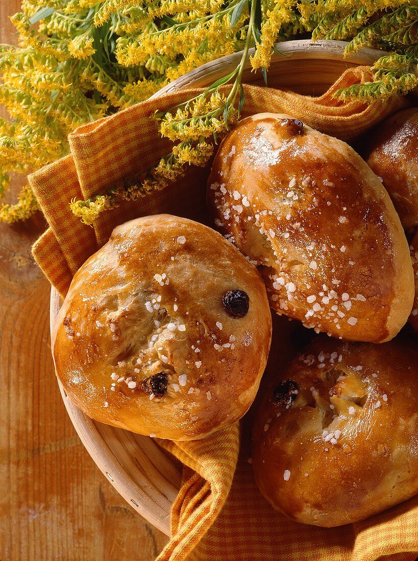 Rosinenbrötchen mit Hagelzucker auf Serviette im Brotkorb