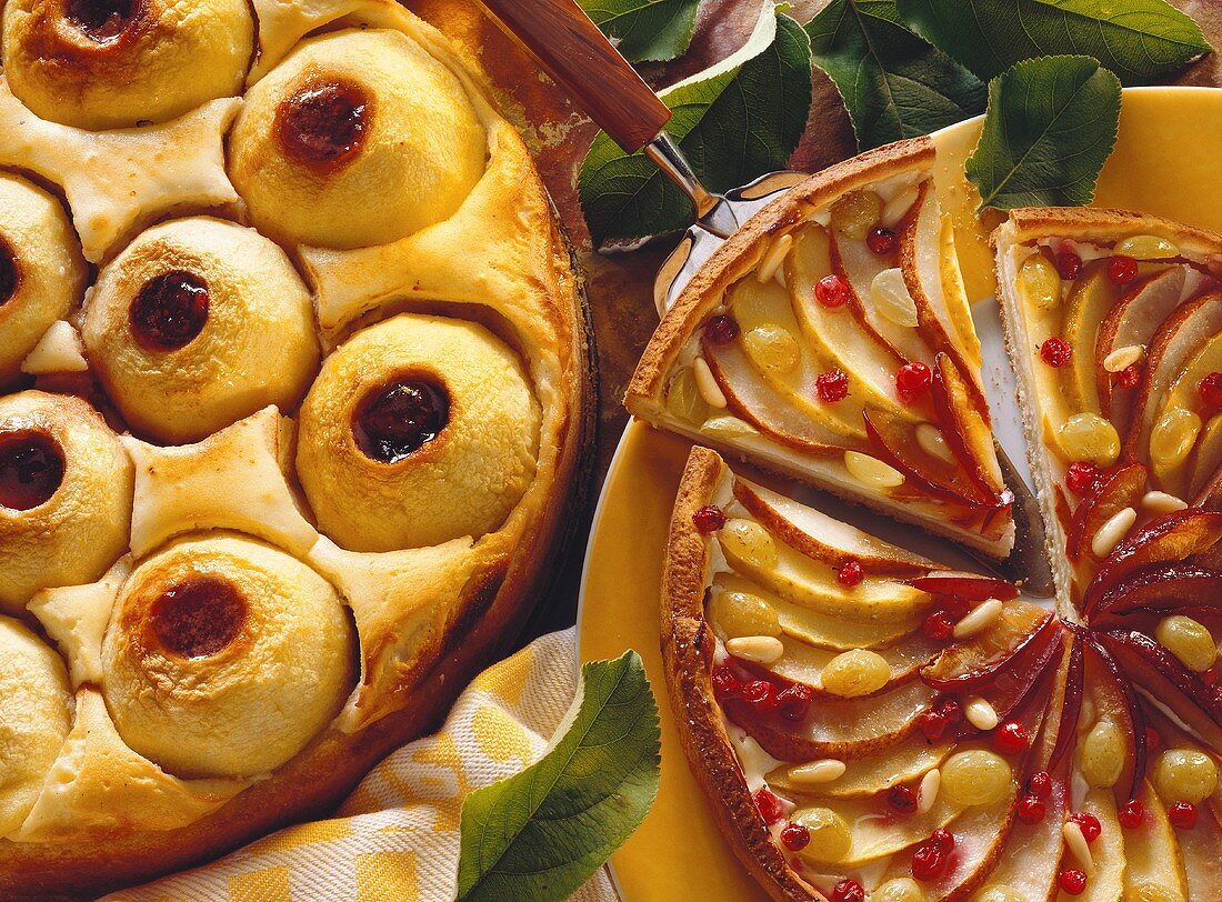Apfel-Quark-Kuchen und runder Obstkuchen