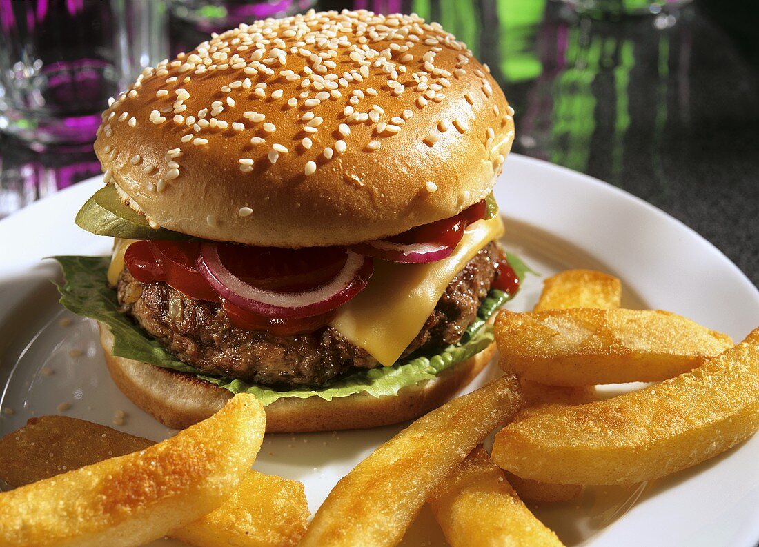 Cheeseburger mit Tomate, Zwiebeln, Gewürzgurke, Pommes frites