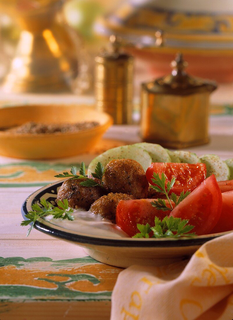 Falafel mit Joghurtsauce, Tomaten & Gurkenscheiben