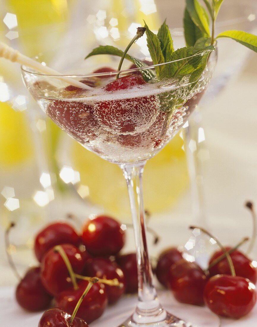 Sweet Cherry (Cocktail mit Sekt, Grappa, Kirschen & Minze)