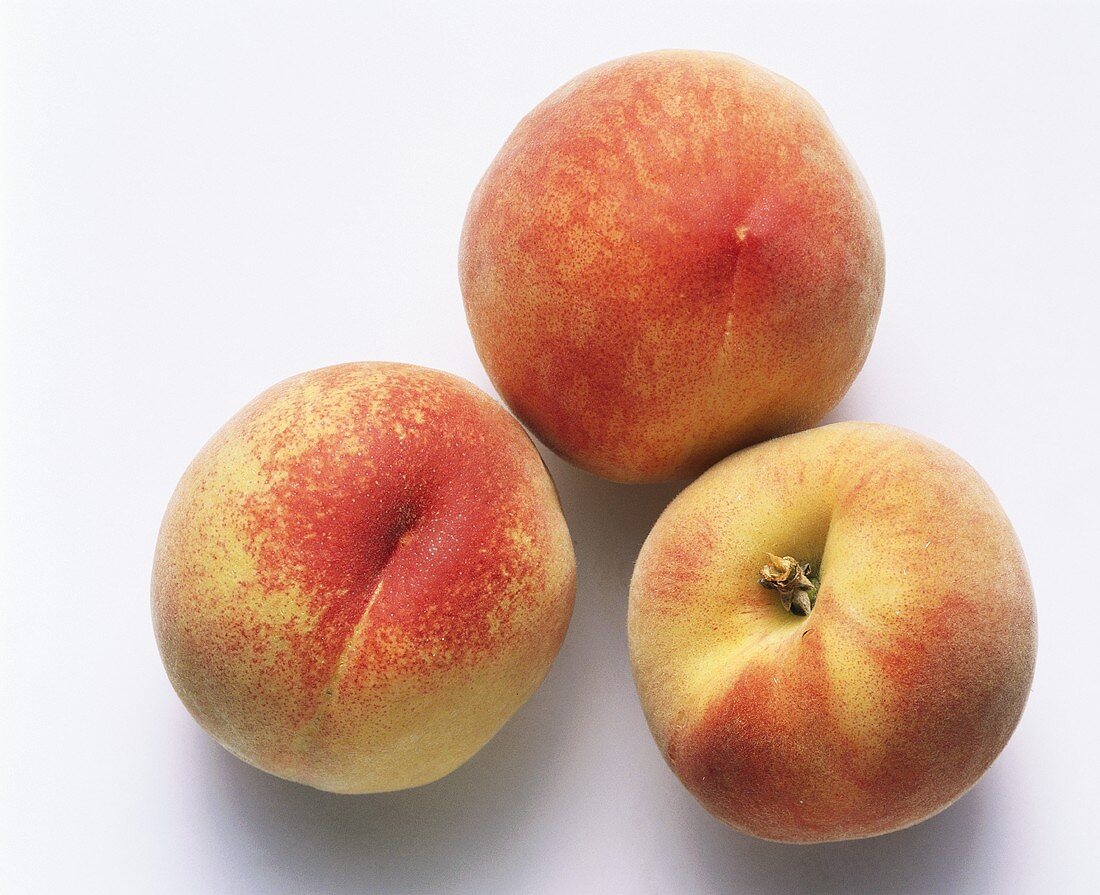 Drei einzelne Pfirsiche