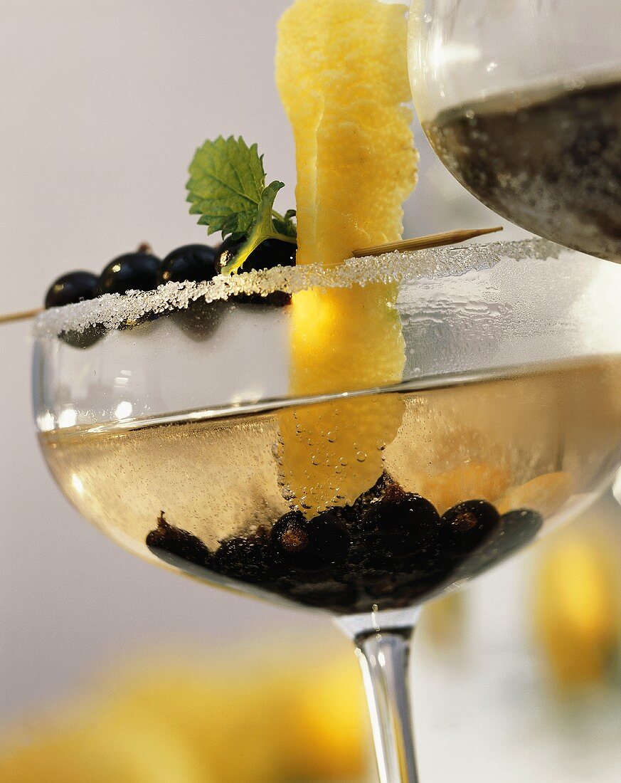 Summerwine Cocktail mit schwarzen Johannisbeeren, Prosecco