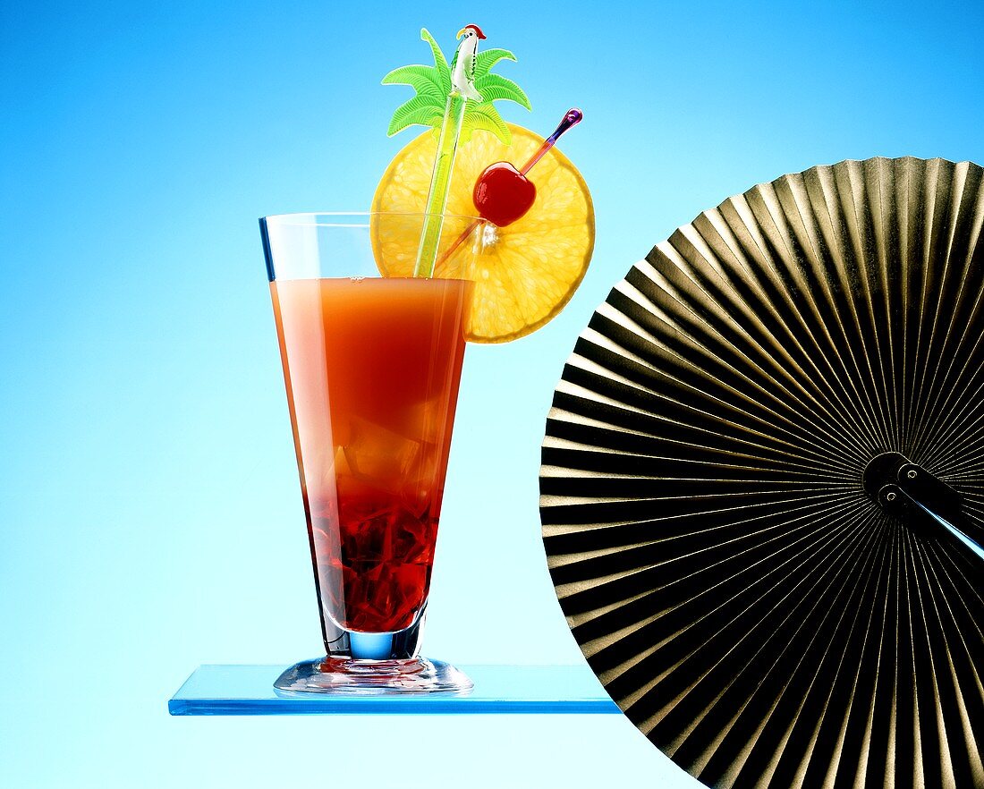 Tequila Sunrise im Longdrinkglas mit Orangenscheibe & Kirsche