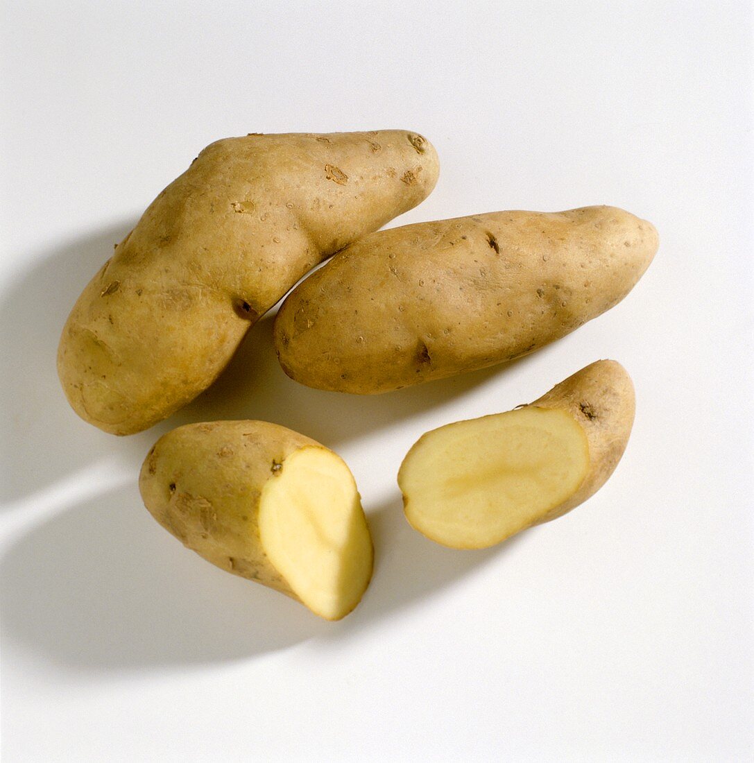Potatoes (variety: Ratte), whole and halved
