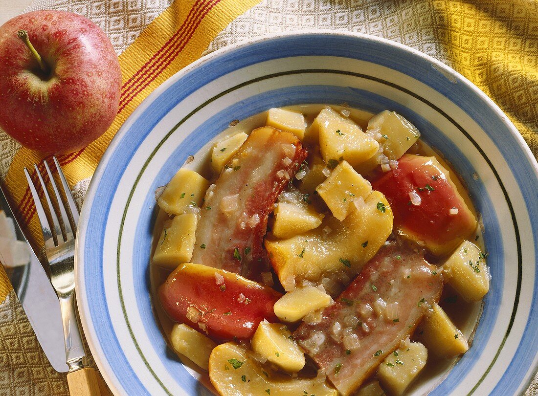 Aargau stew with potatoes, apples and bacon