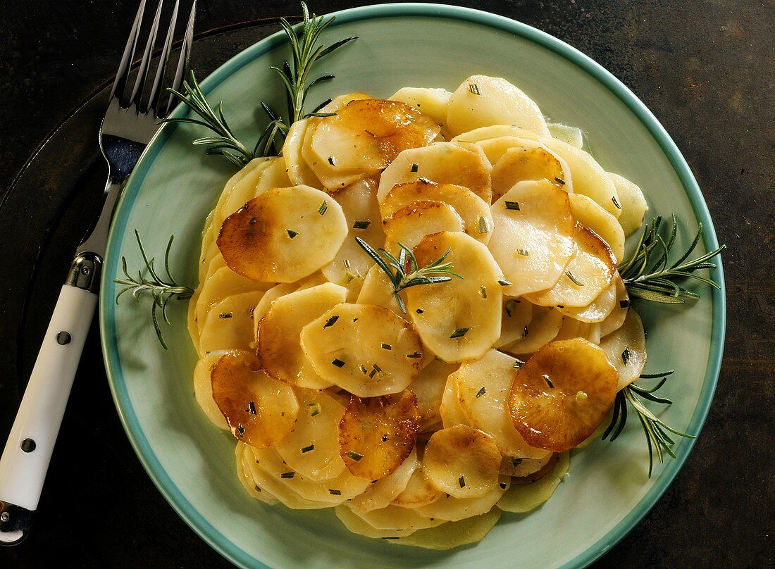 Rosmarinkartoffeln (Bratkartoffelscheiben) auf Teller