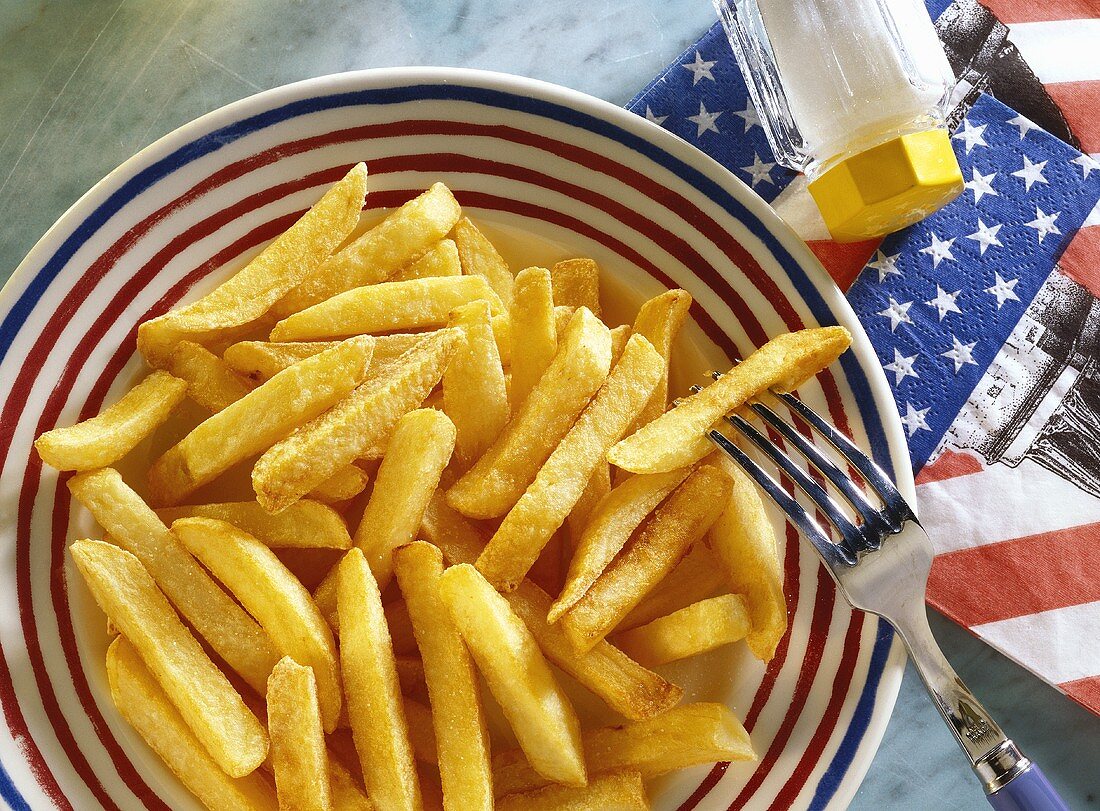 Pommes frites auf Teller mit USA-Deko