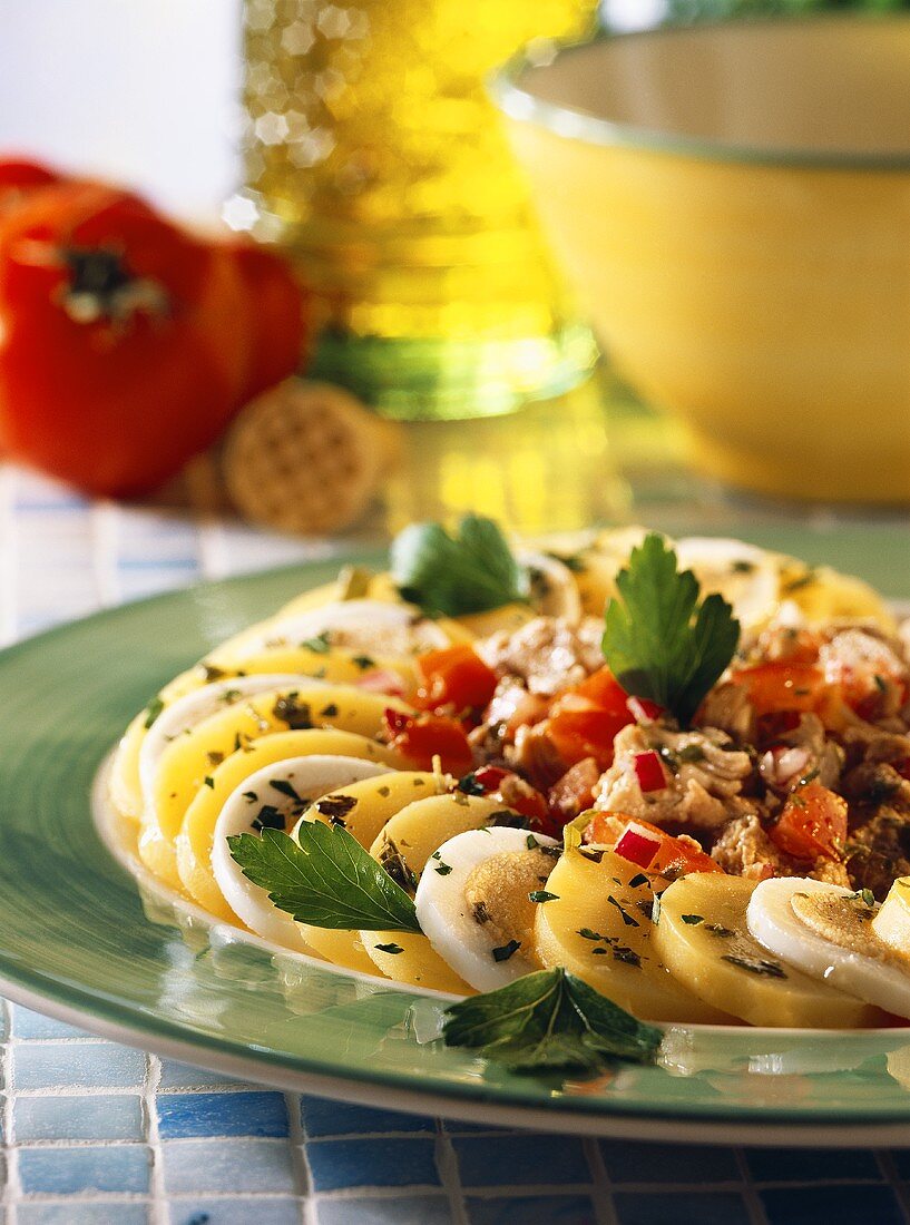 Kartoffel-Thunfisch-Salat mit hartgekochten Eiern