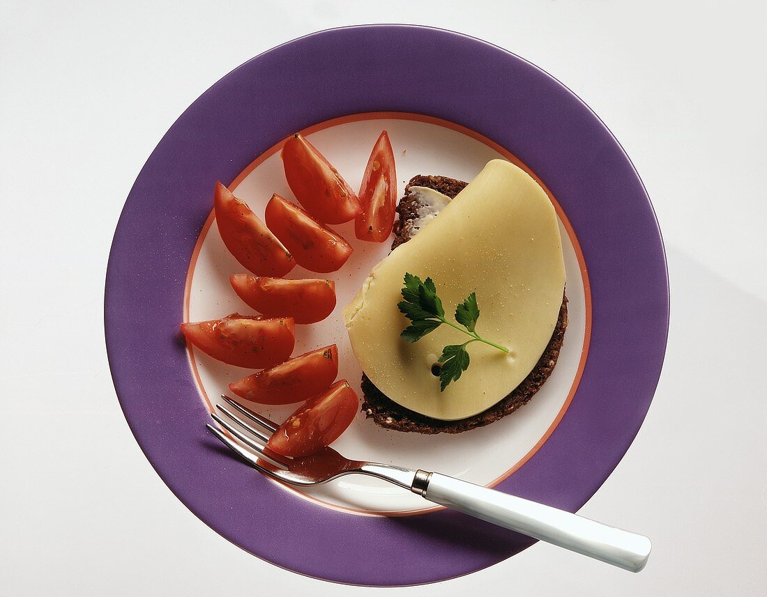 Wholemeal bread topped with gouda and sliced tomatoes