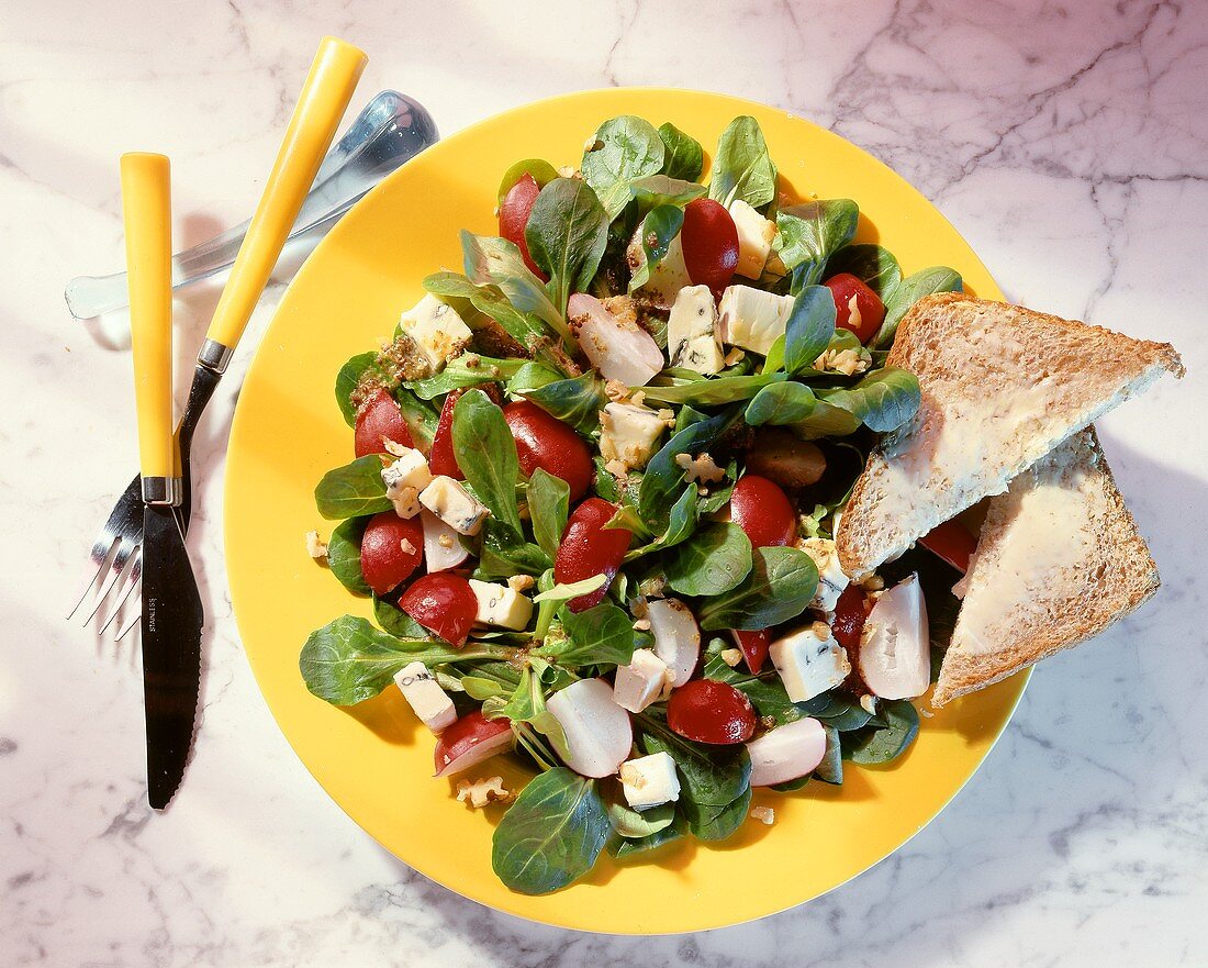 Feldsalat mit Radieschen, Blauschimmelkäse & Vollkorntoast