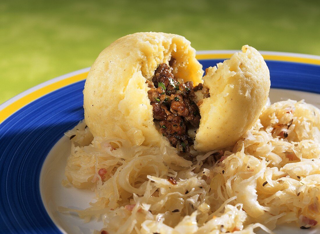 Gefüllte Knödel mit Hackfleisch auf Sauerkraut